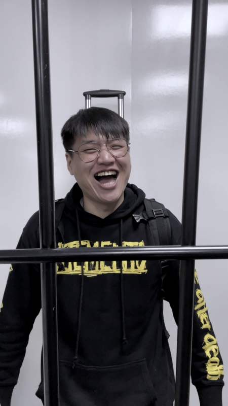 搞笑视频#朋友找你借车,借还是不借呢?