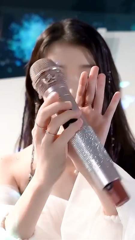 iuiu李知恩首尔小富婆又来炫耀她买的新话筒啦