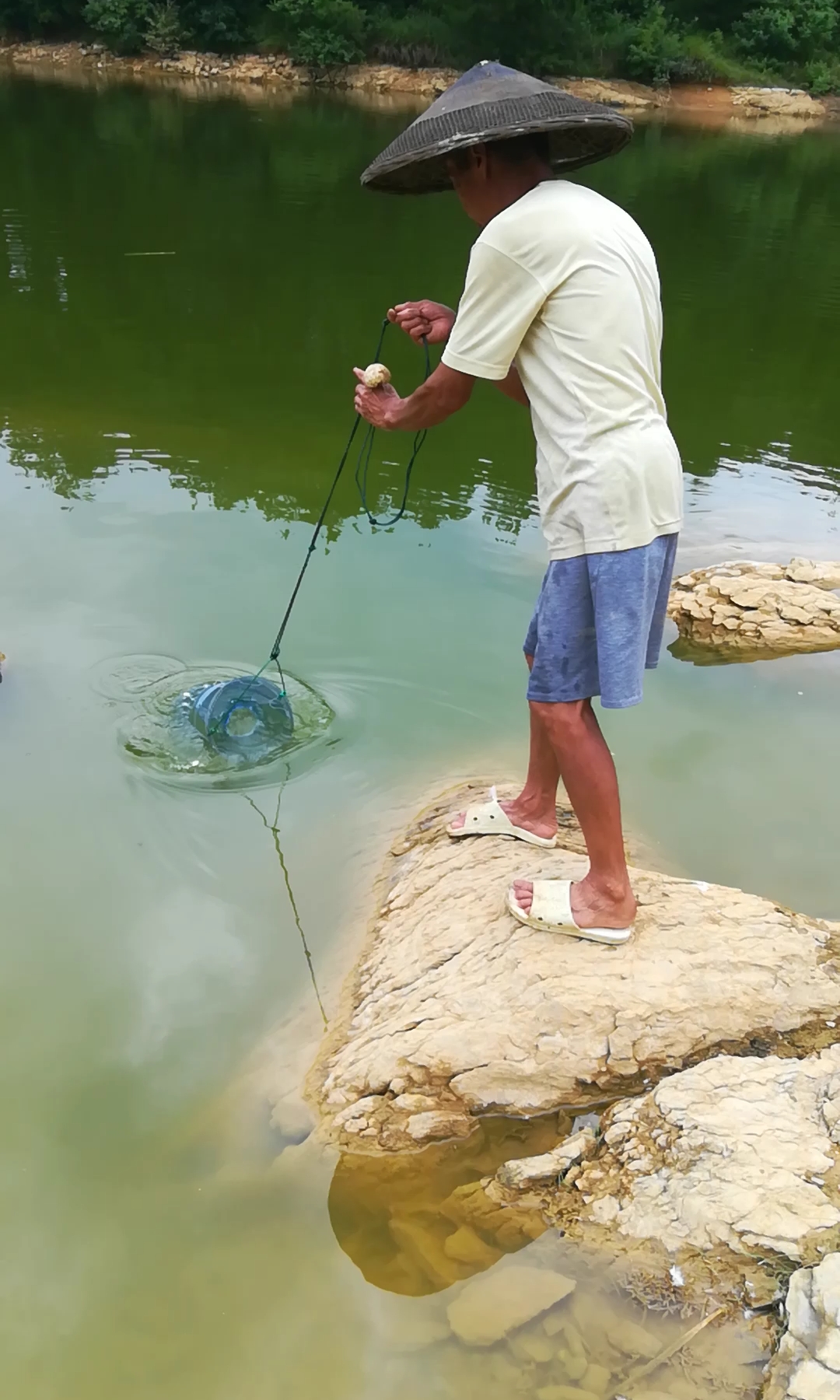 户外抓鱼#你有见过这样抓鱼的吗?