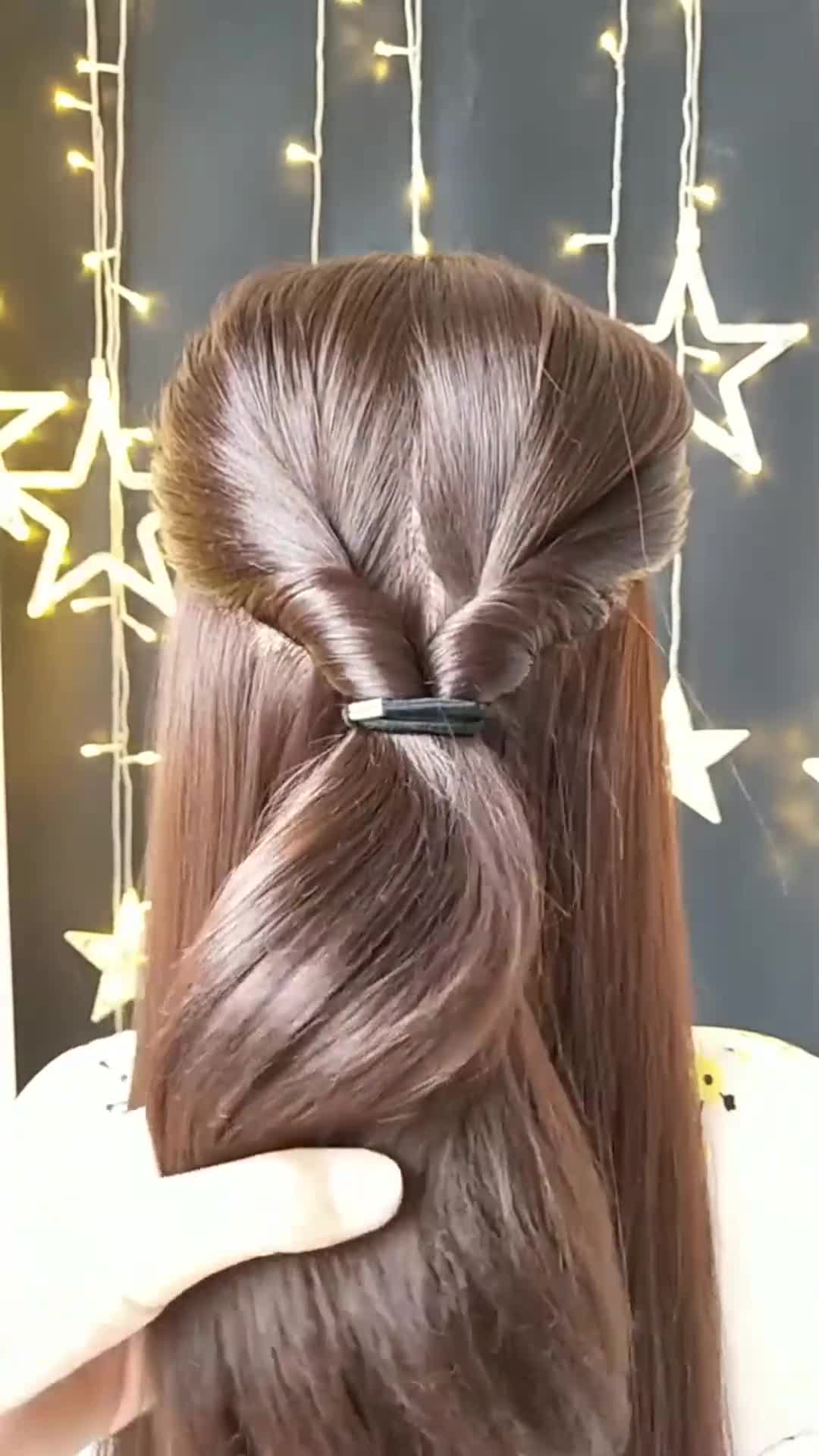 简单的束发加上两股麻花辫,夹上发饰,很仙的发型