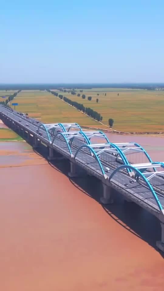 河南黄河大桥,中国最长,最宽的跨河高速公路大桥,全长984816米,双向8