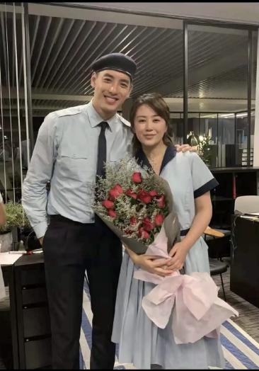 娱乐#近日,有网友曝出王菊与黄柏钧私下一起相处的照片,疑似恋情乒忖