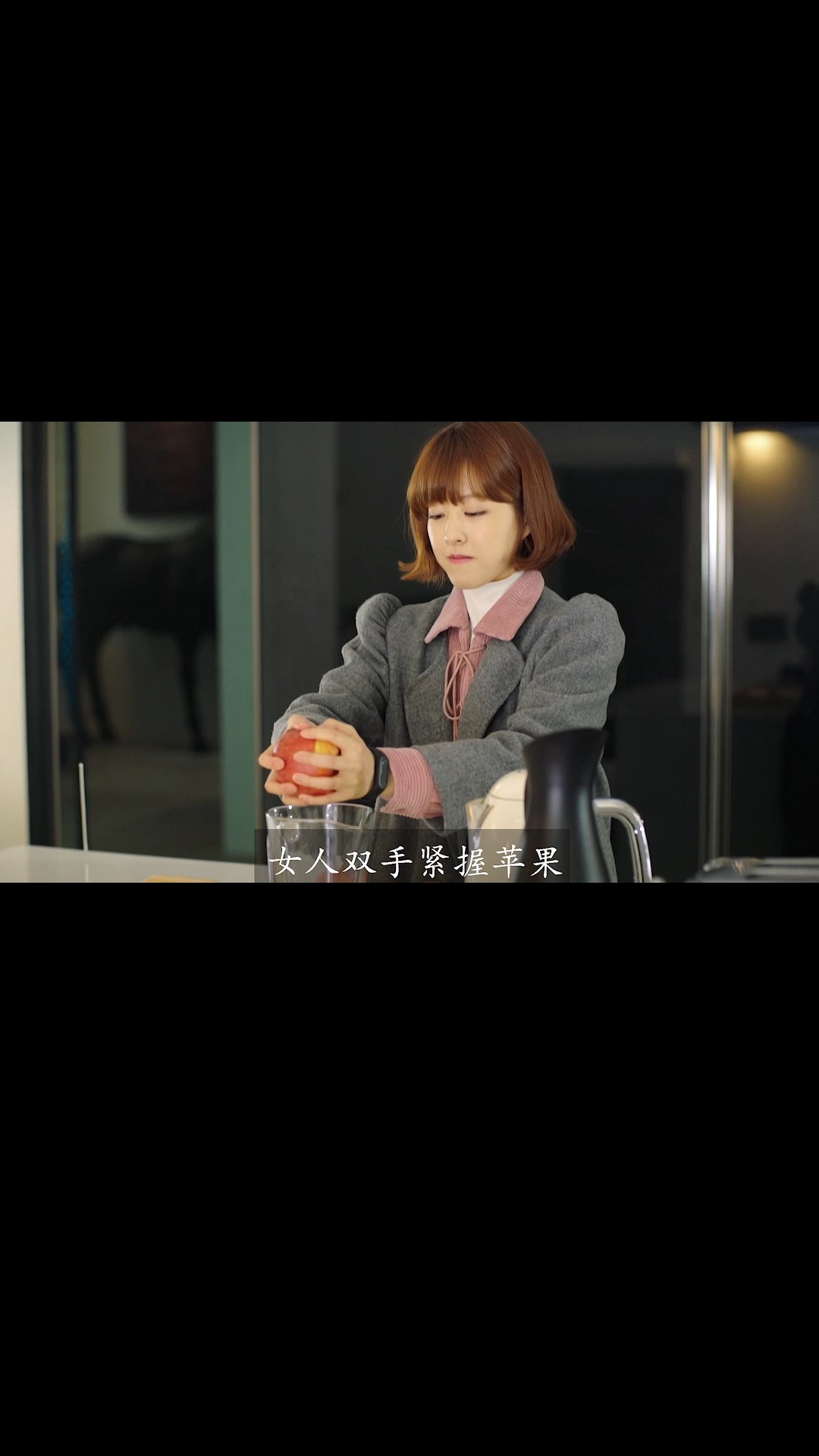 韩剧女子力大无穷单手提拖拉机歹徒见了也害怕