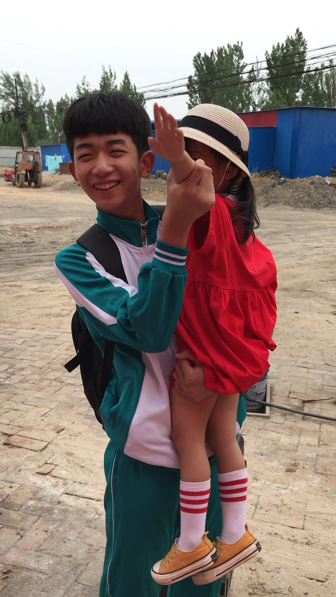 相差12岁的兄妹,有一种爱叫做陪伴,有一种爱叫等待,有一种爱叫做手足!