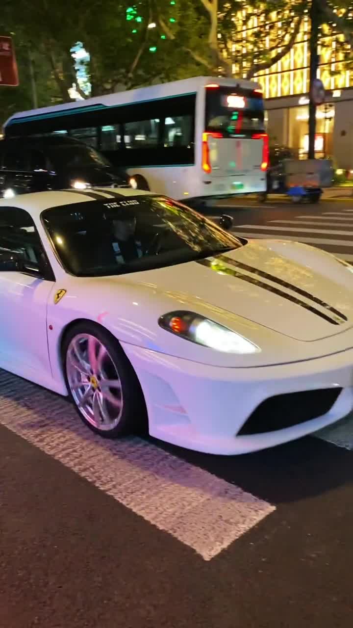 上海顶级富二代们驾驶着自己心爱的超跑带女朋友出街啦