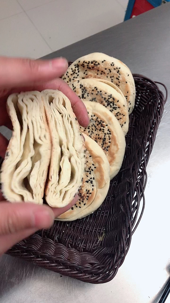 芝麻烧饼和面配方面粉1斤加上酵母泡打粉,盐各5克,油20克,温水260克或