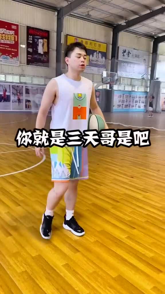 剪刀步踢人是犯规的剪刀步踩单车就没事了