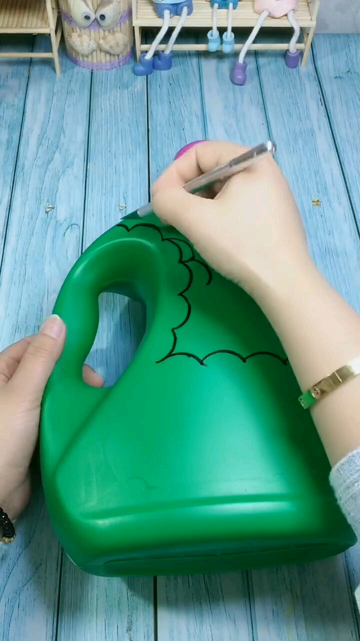 洗衣液瓶子秒变花盆