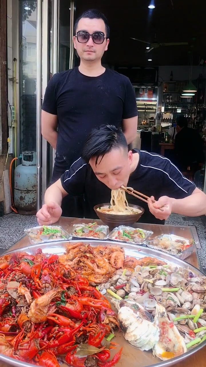 土豪哥吃饭!保镖都笑了!