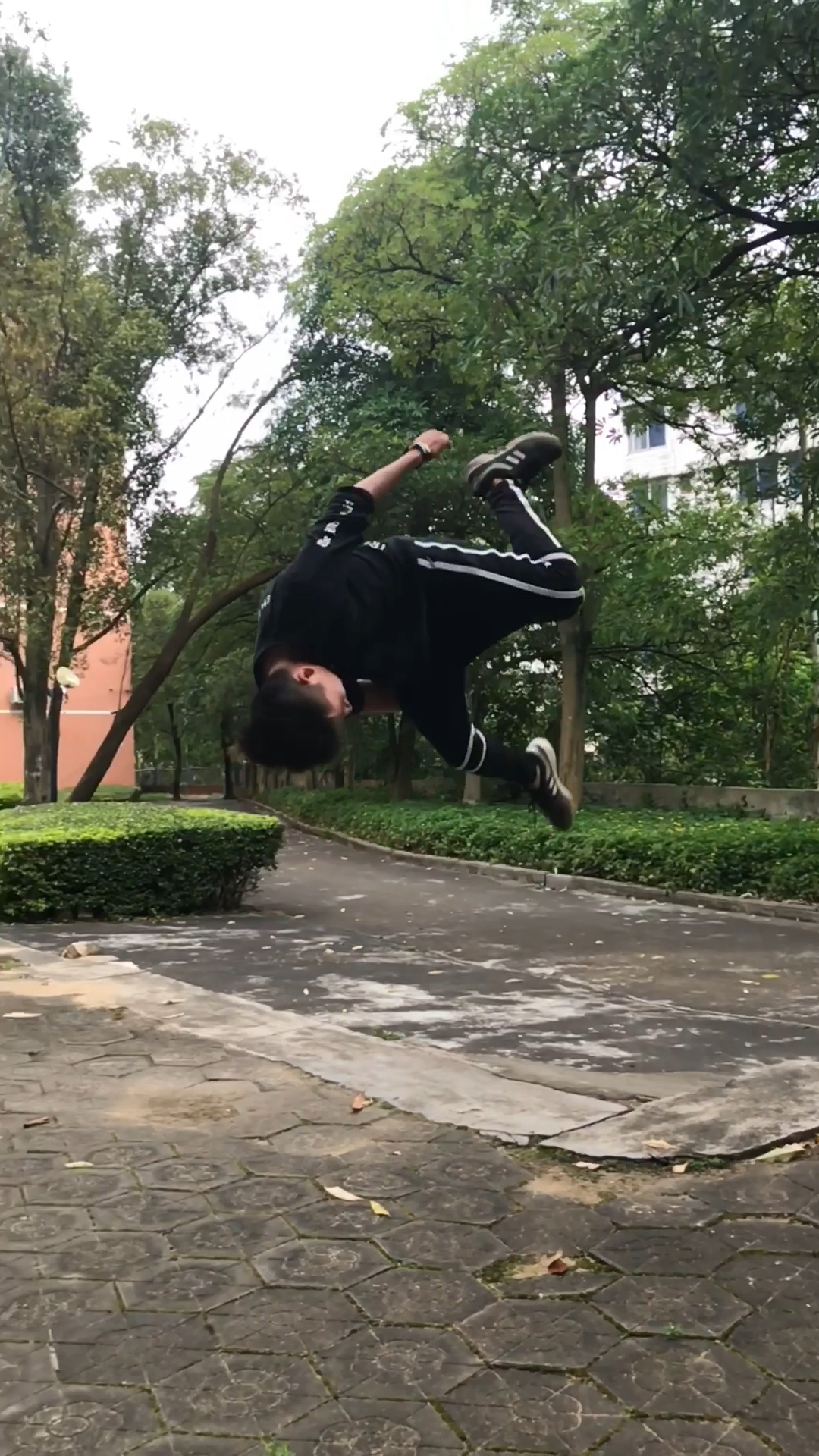 防身有术#跑酷少年来袭,给你不一样的空翻视角