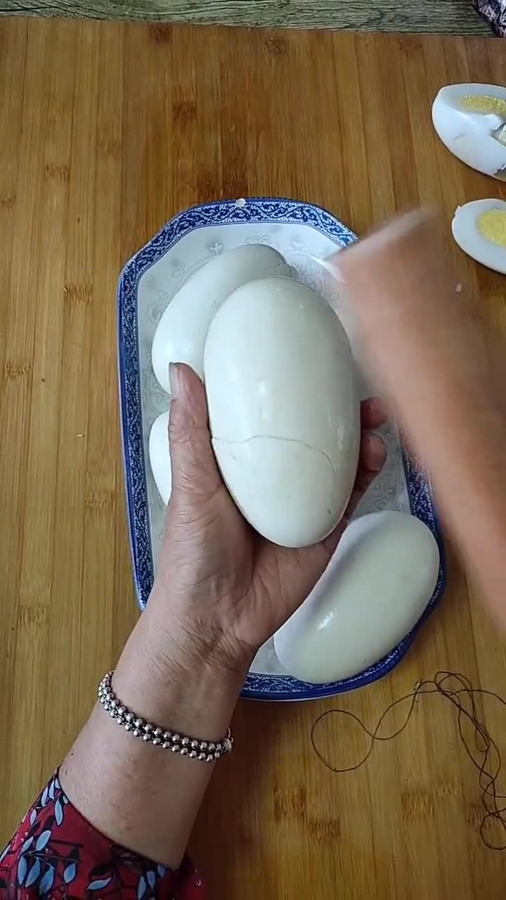 刚煮熟的鹅蛋这样去皮是不是很简单