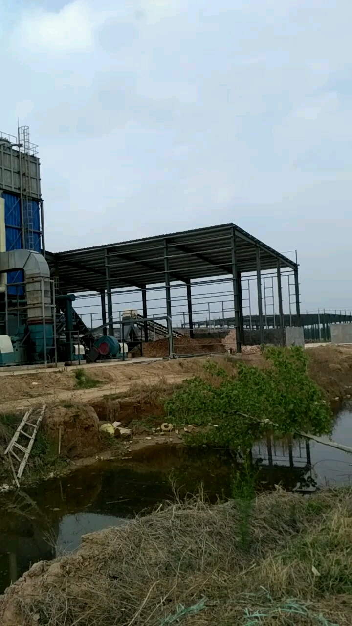 这是曹县庄寨镇白茅工业园区最大的厂,已建两年了,还没完工.