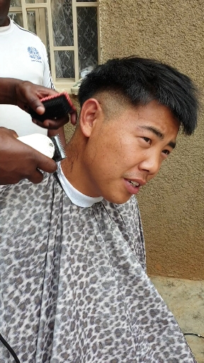 非洲#土豪小谢在非洲理头发.