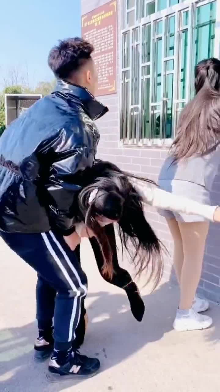 弯腰需谨慎,美女需防范,好痛