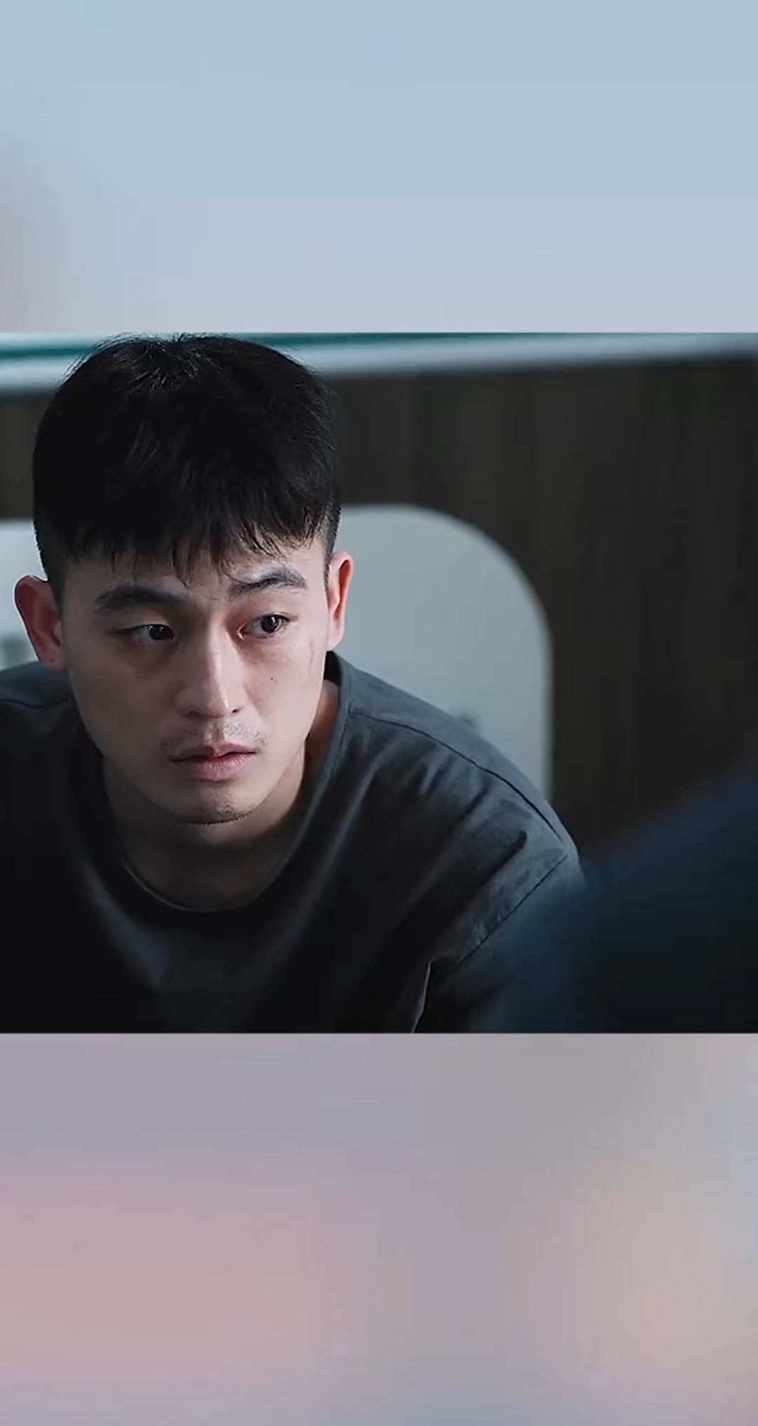 黑白禁区:淦天雷八年后醒来,白得一大闺女,手机扫码都不会!-度小视