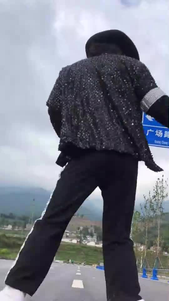 封闭路段拍摄,致敬迈克尔杰克逊