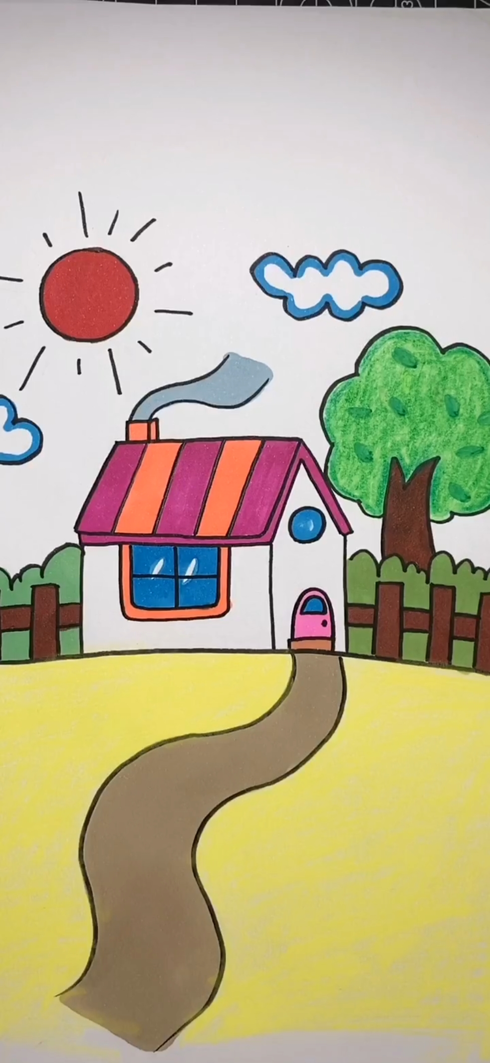 在家无聊就和宝宝一起画一座彩色的小房子吧,过程很简单哦