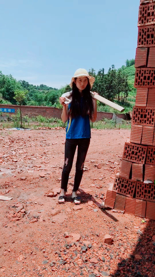 优秀如我#看看我这样的女汉子搬砖……这生活真的是太不容易了,且行
