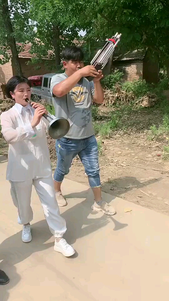 段莎莎不愧是豫东年轻的女唢呐王团队师兄和黑蛋的大笙配合的也默契