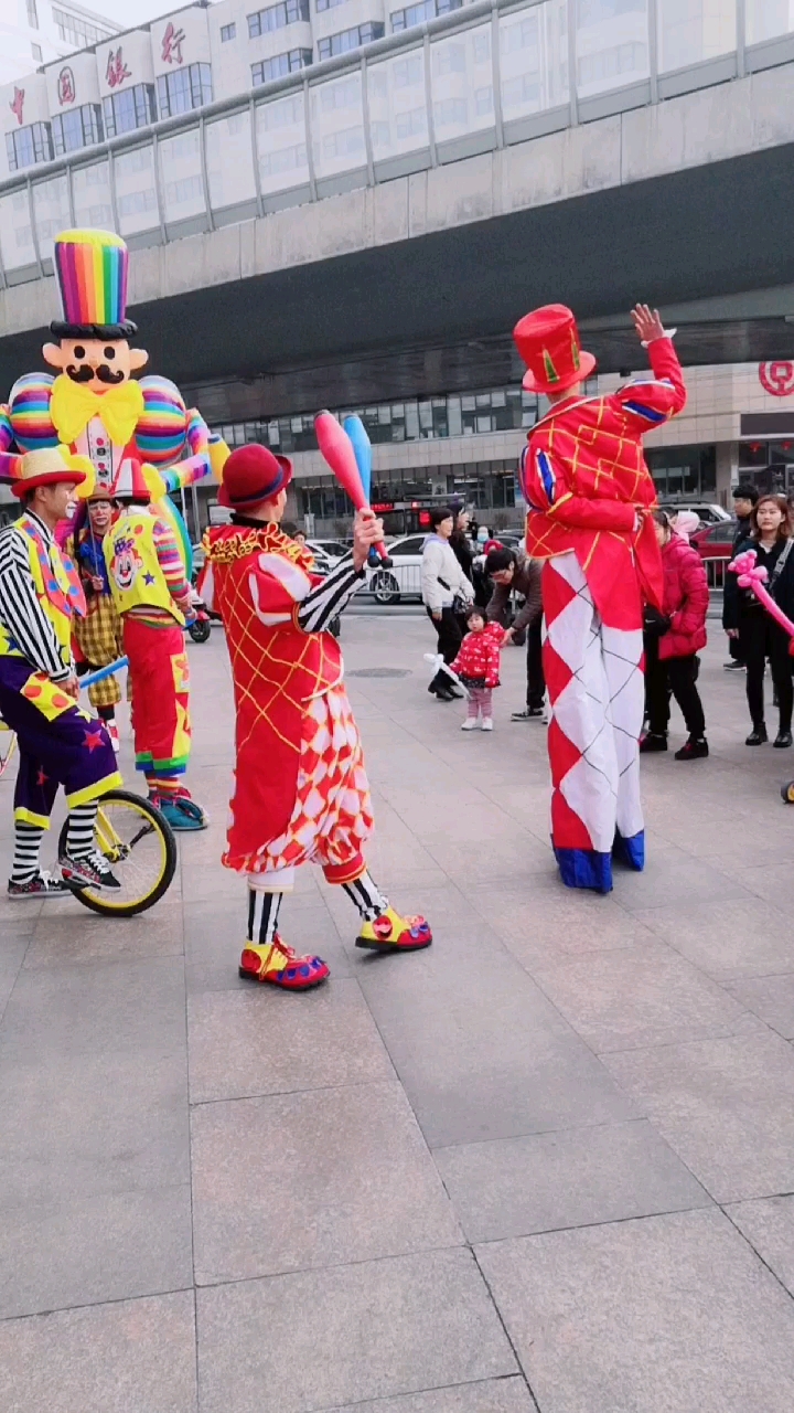 欢乐的街头小丑表演,迎接新年到来