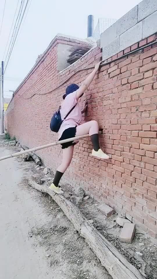 原来老辈人垒墙留下的洞是用来爬墙的忘记带钥匙的福音