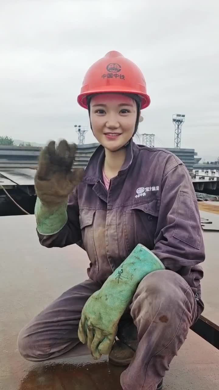 青春献给了工地,发型输给了安全帽,肤色输给了骄阳,活生生的靓妹,被人