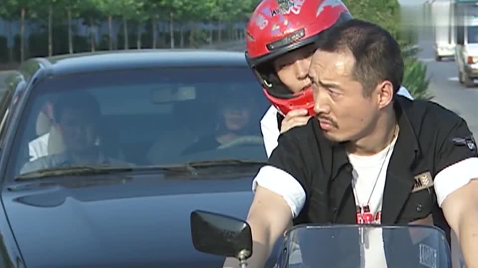 征服:金宝太帅了,载着李梅跟警察玩兜圈圈,男神呀