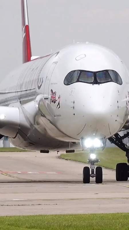 维珍航空a350帅气出镜,咆哮的发动机声浪,开启满推模式,飞机离地起飞