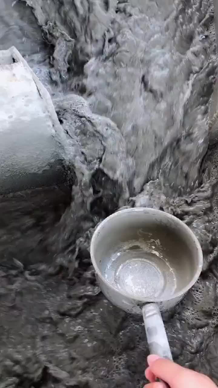 舀上来一水瓢脏水,几秒之后,这也太奇妙了吧!