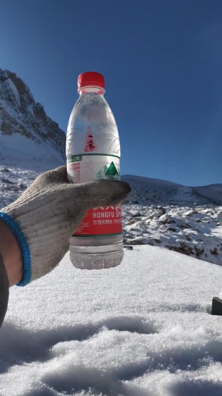 极度严寒下矿泉水瞬间被冻成冰块,画面唯美!