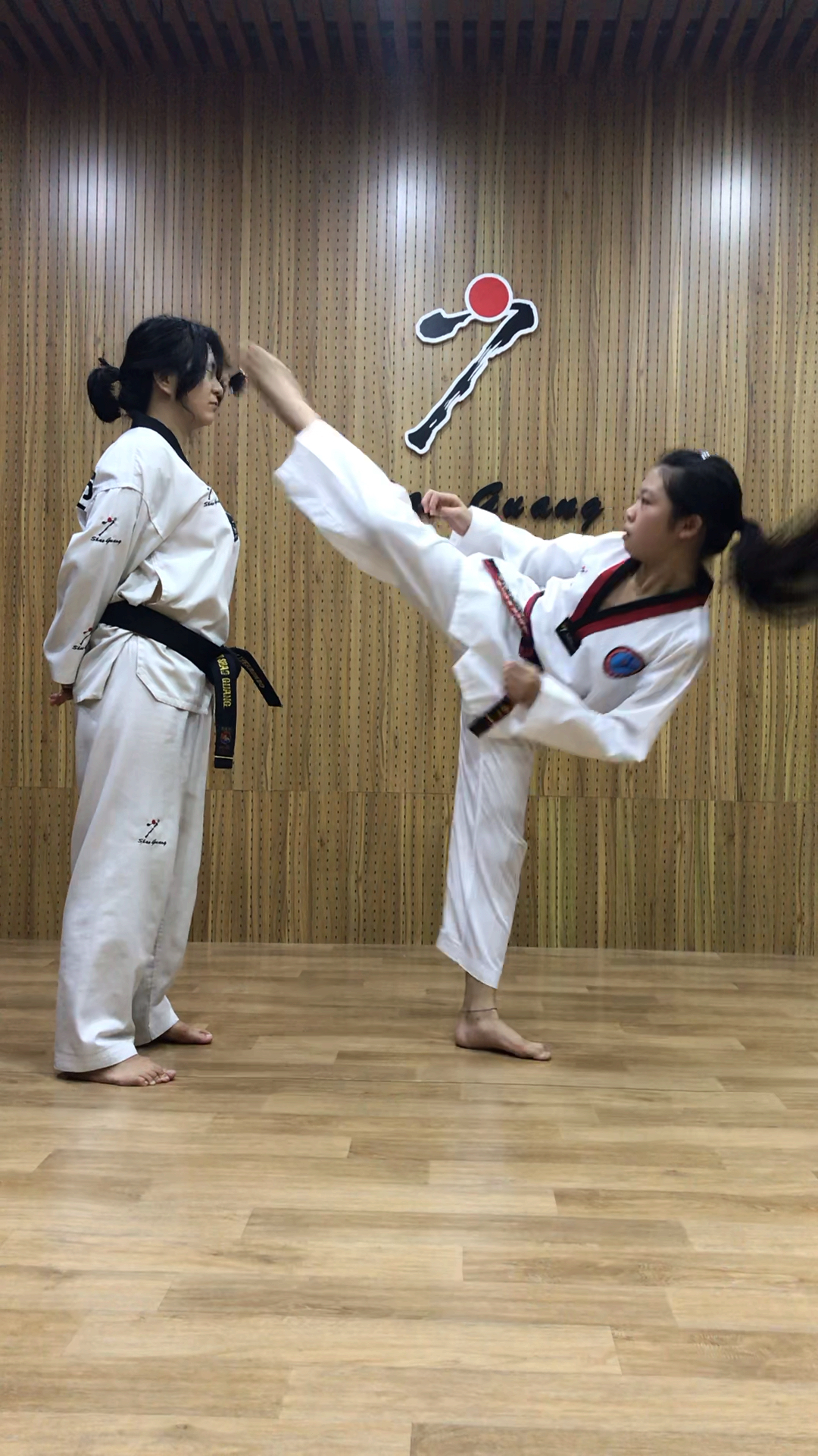 跆拳道#精准回旋踢墨镜