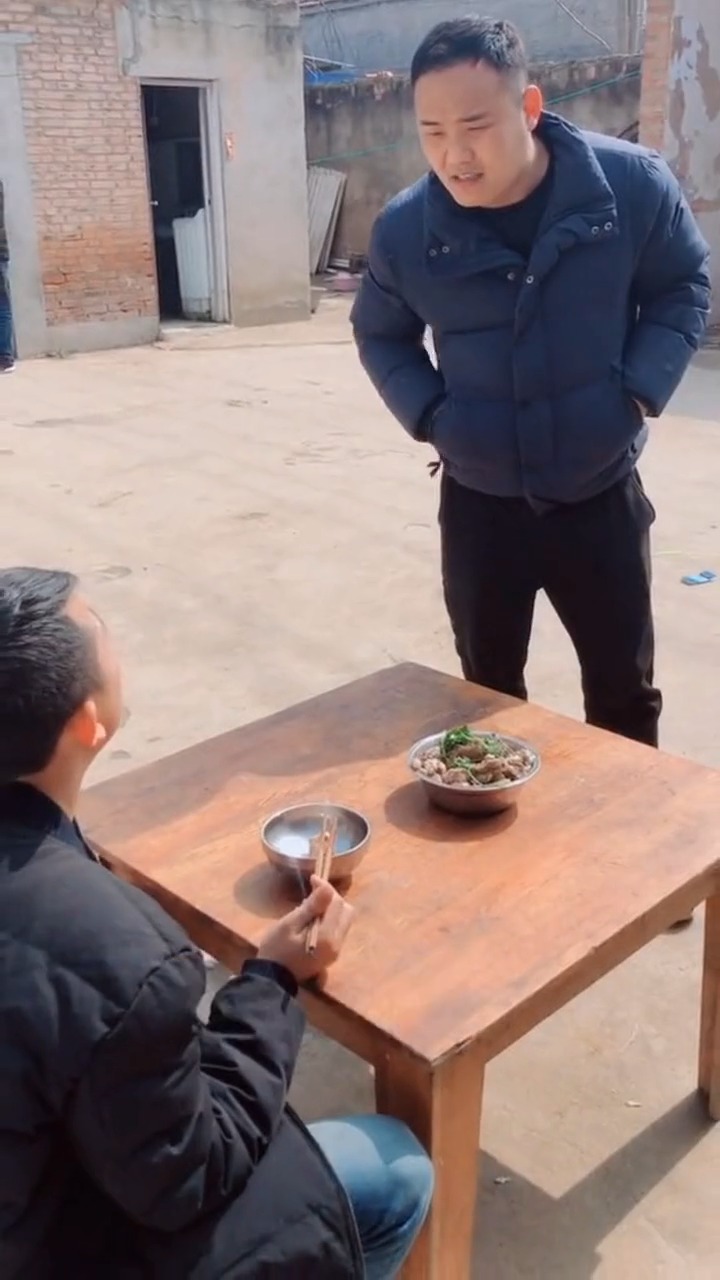 娱乐#上老表家去遛弯,你装备倒是带的挺齐全,是在下输了!