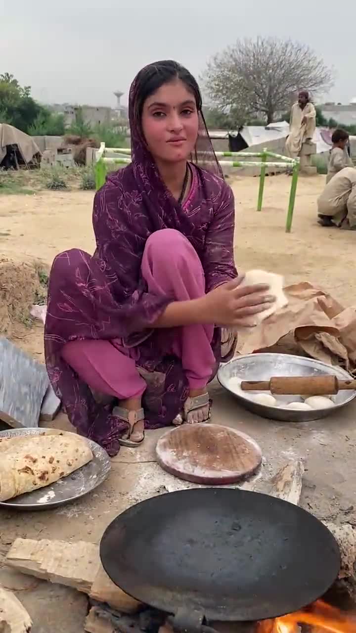 巴基斯坦星光村的少女,她们的任务就是给家里人烧火做饭,这是传统美德