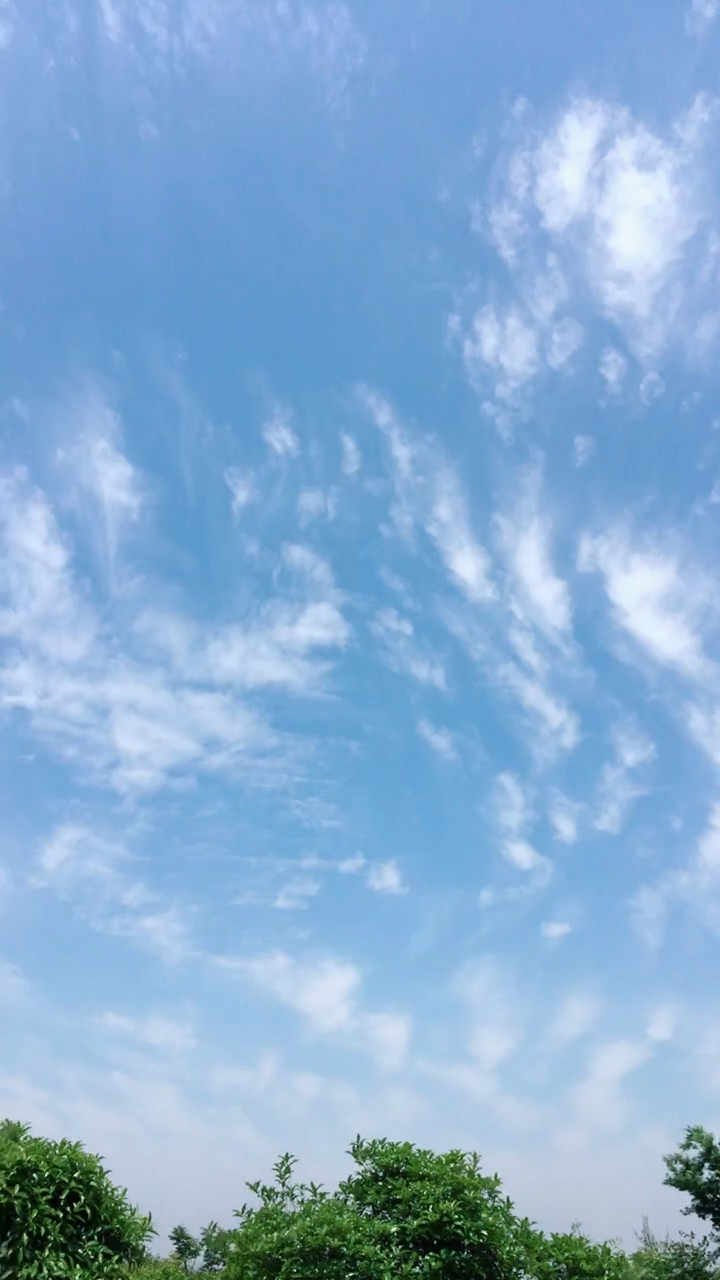 蓝天白云一线天