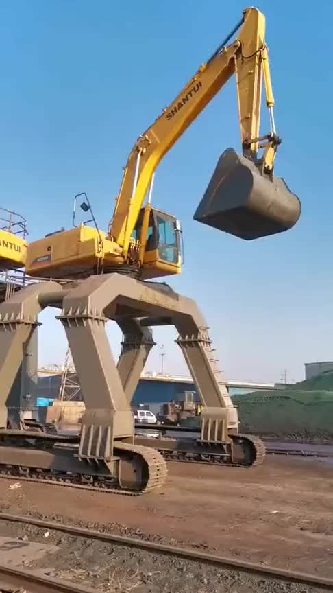 挖掘机不愧为万能机,不仅可以挖土破拆,还可以变成大长腿