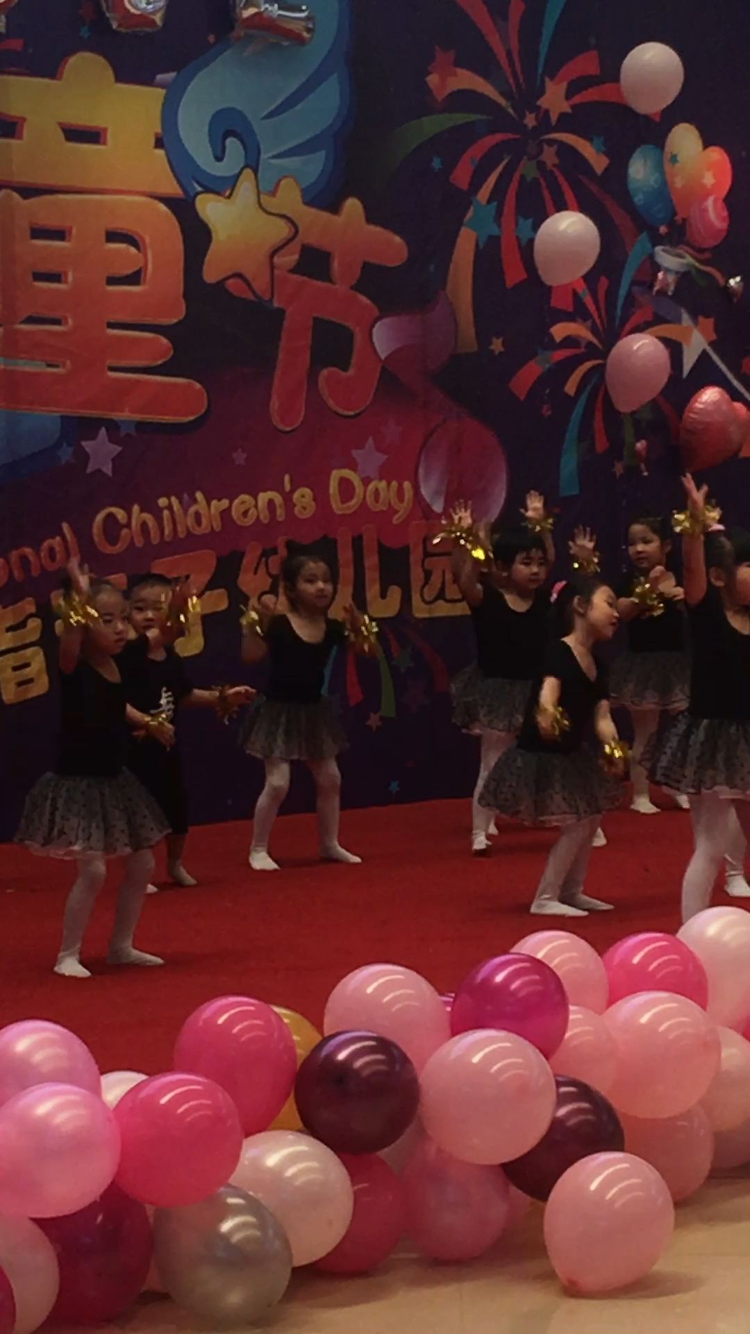 不长个子的跟一群小屁孩子跳舞