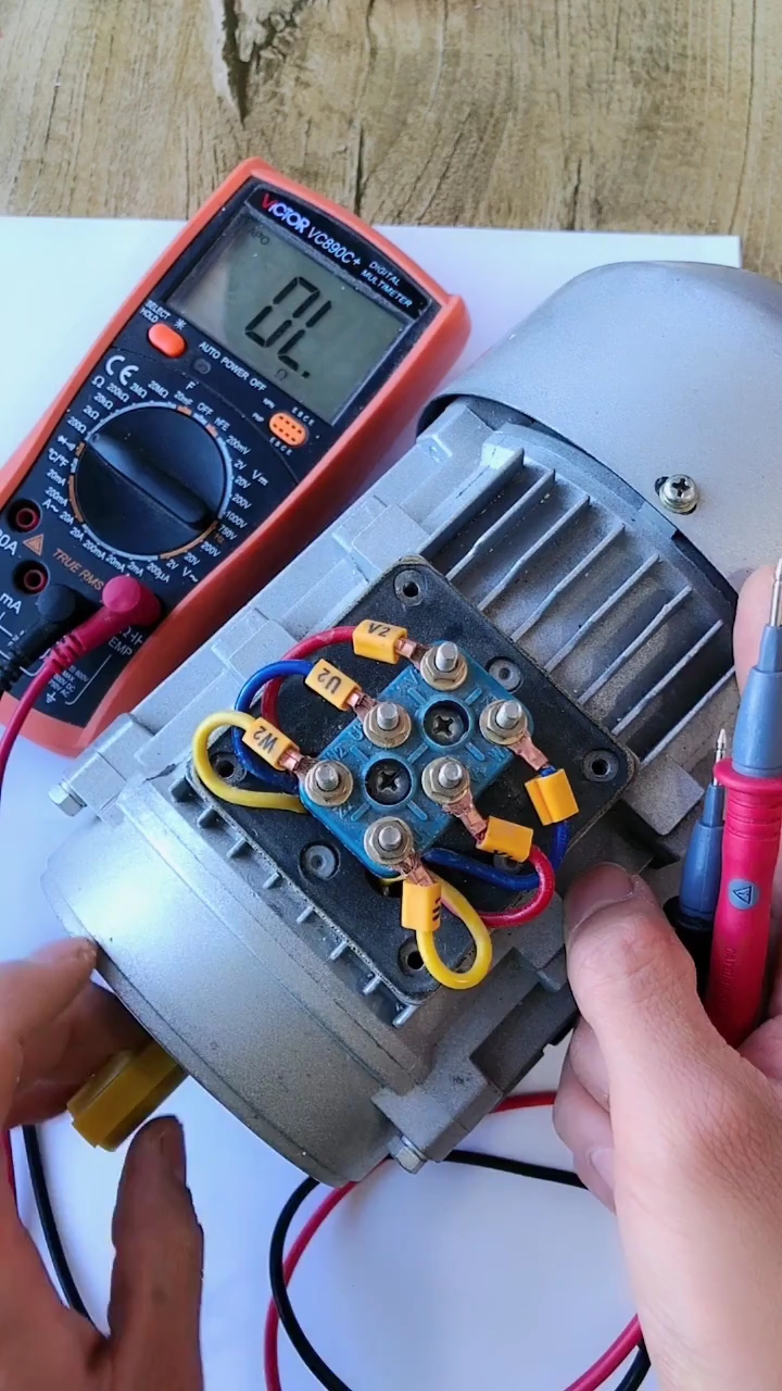 用万用表去测量电机的好坏,喜欢的双击加关注.