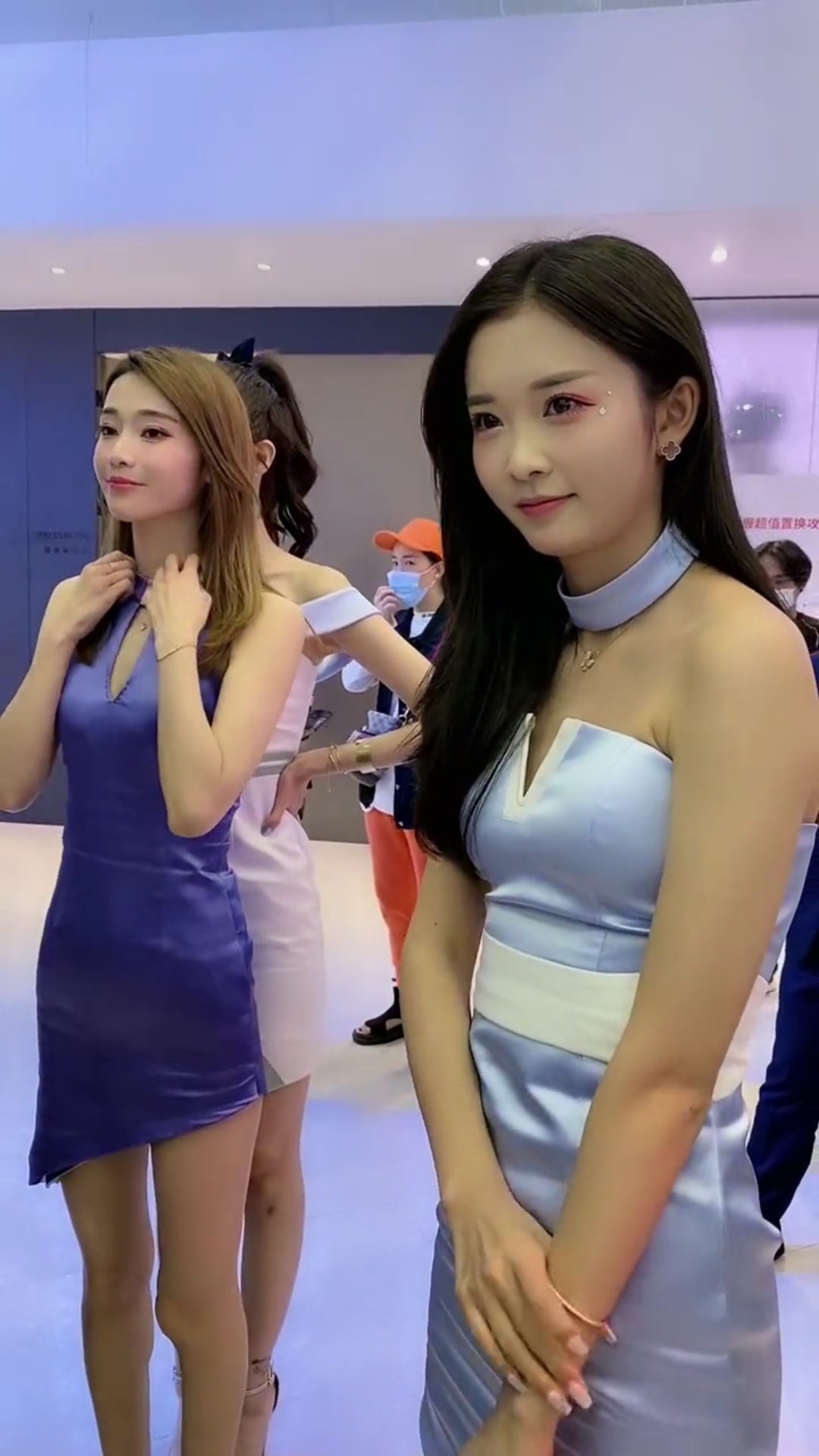 凉凉旁边的小姐姐.太美了吧