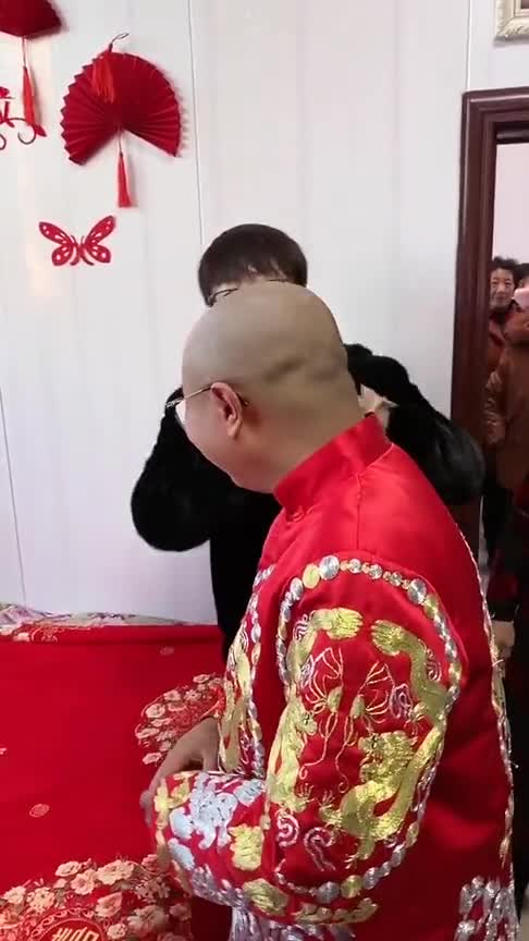 地方不同习俗不同!光头新郎婚礼当天小舅子帮忙擦头,有人知道原因吗