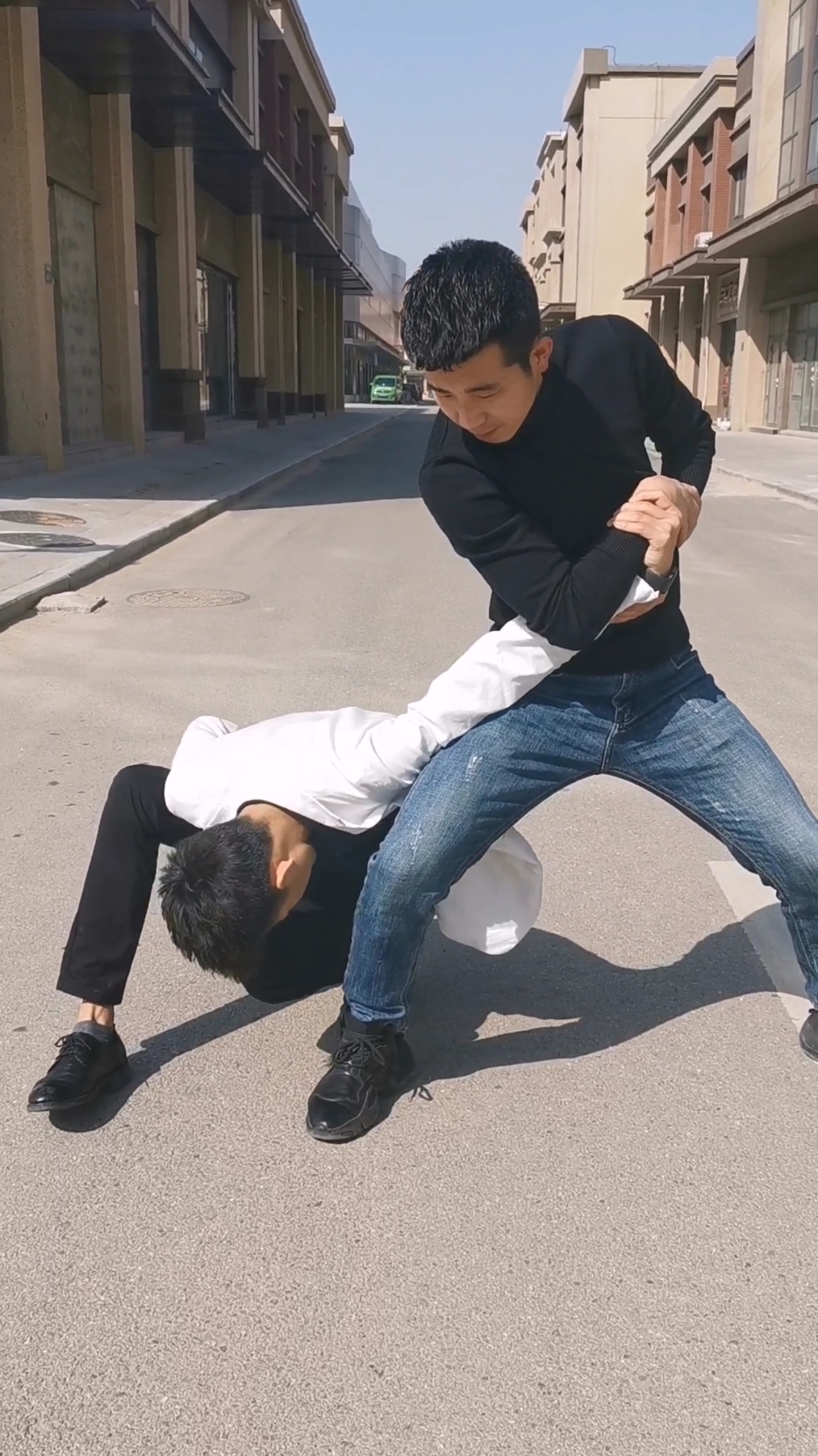 全民正能量#没力量的女生看过来,被抓手腕,擒拿三角锁轻松逃脱!