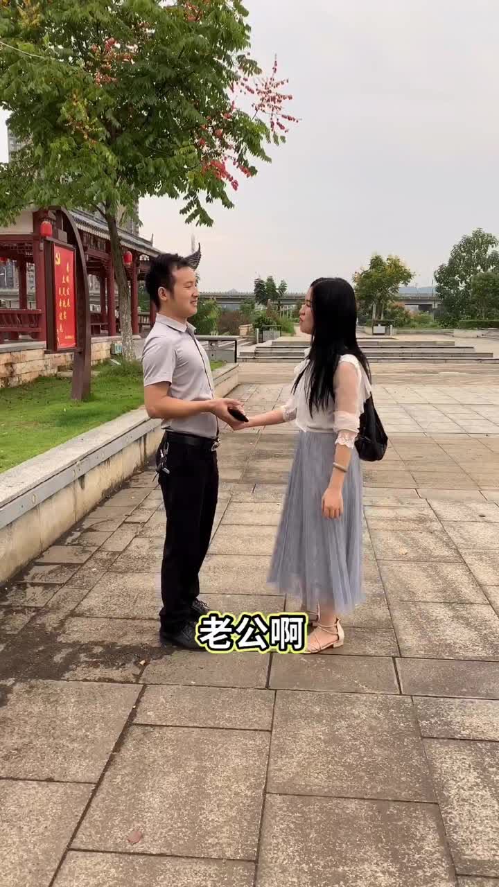 夫妻之间应该相互理解,相互包容,和和睦睦,才能相濡以沫幸福一生!