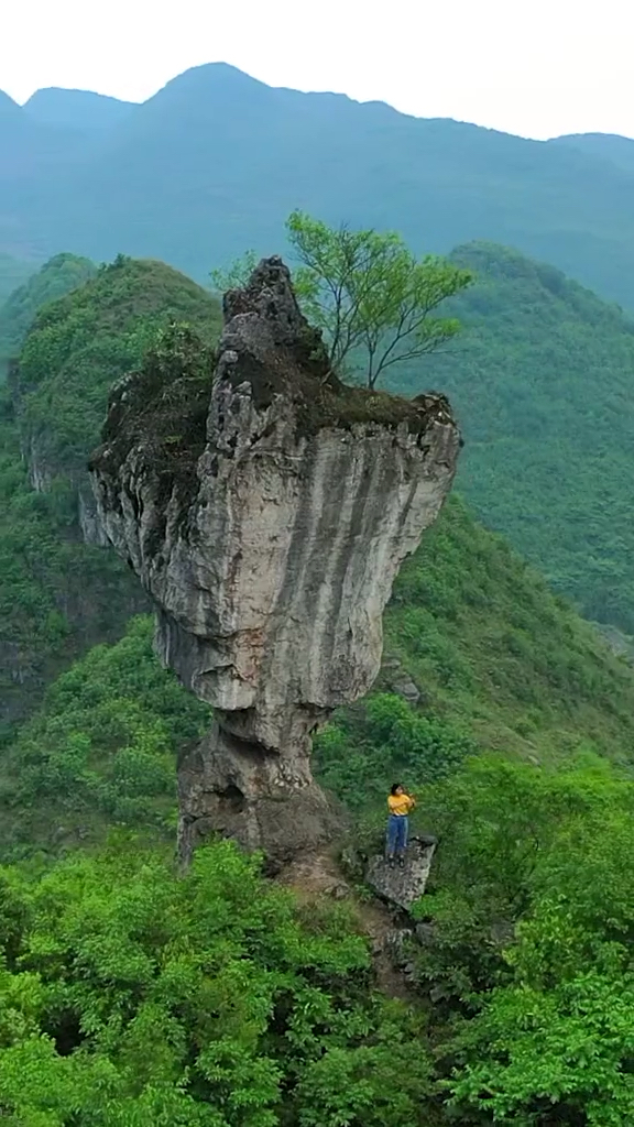 贵州大山深处发现不倒的石头山