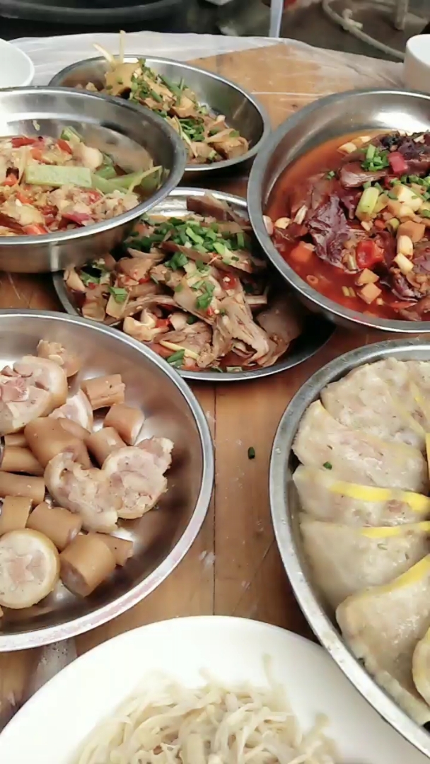 朋友孩子的满月酒,菜还没上齐呢