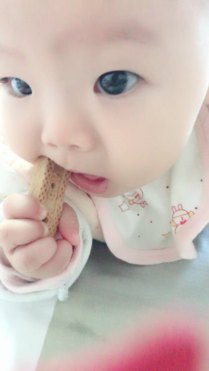 小光头吃饼干昨晚新鲜出炉的