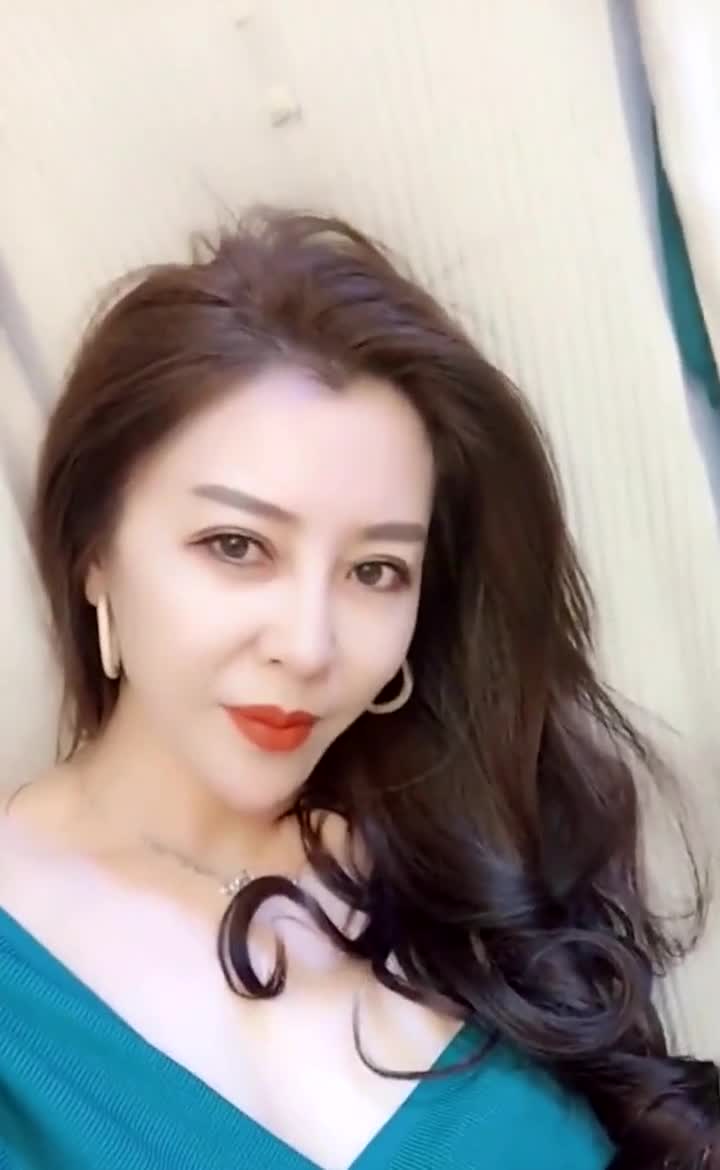 超有女人味的一位阿姨,这气质,真不是现在的小姑娘能比的!