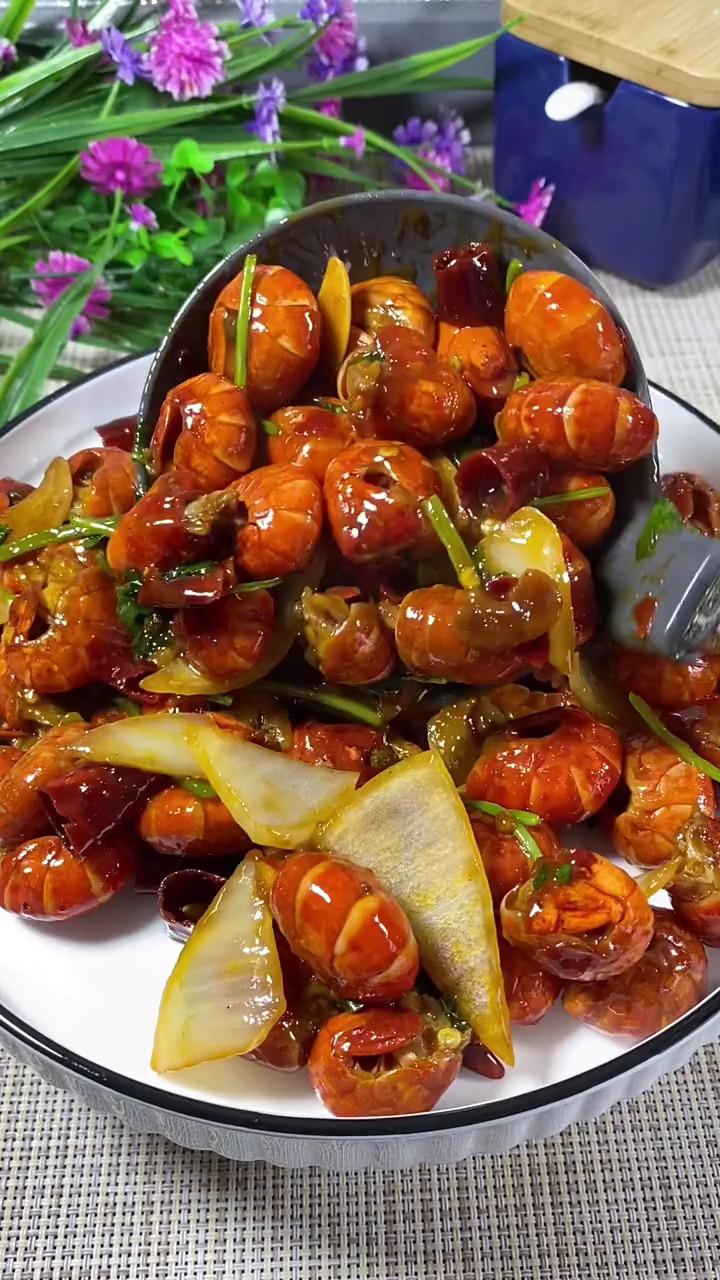 下酒菜来了辣炒龙虾尾左眼皮跳跳一百种美食过秋天我眼中的新乡村