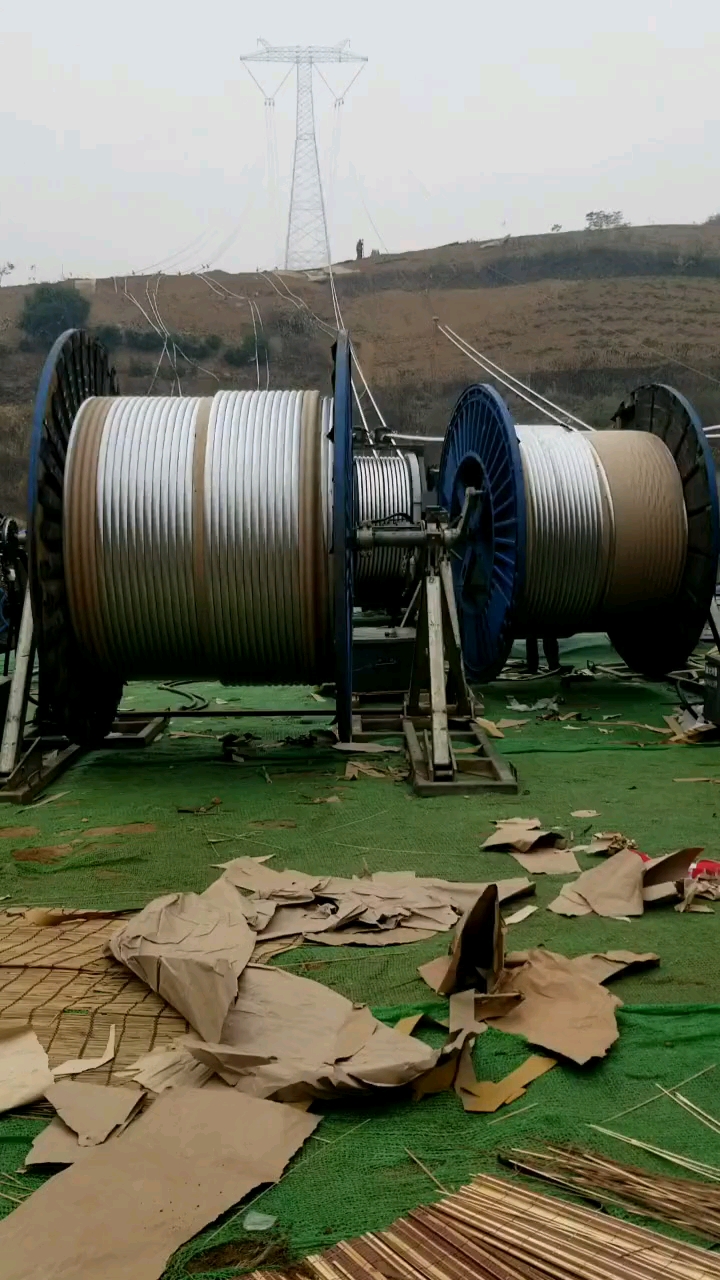 高压电线杆架高压线,就是这样慢慢的往高速回旋,看着简单,其实很危险.