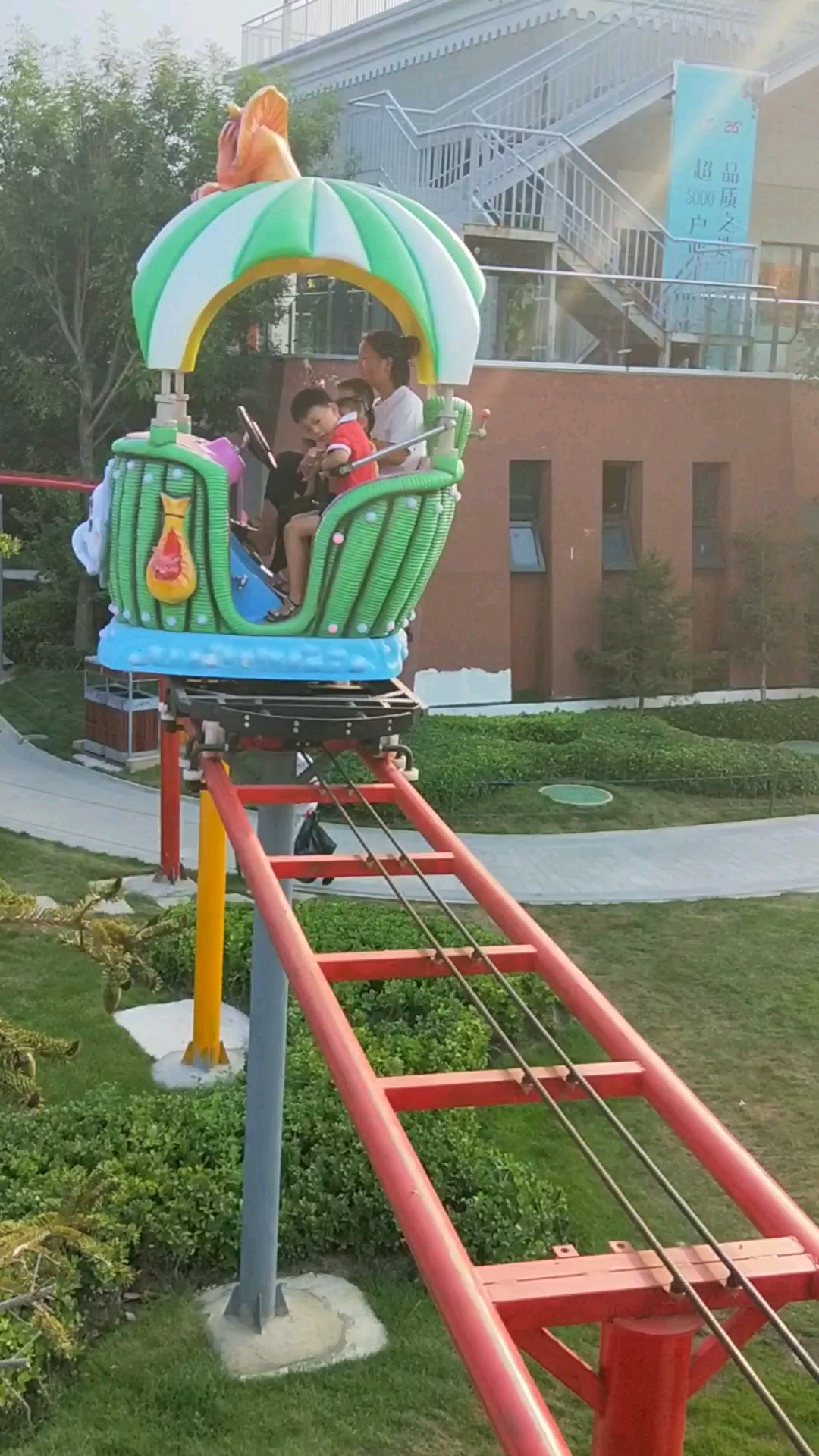 小外甥做儿童高空缆车吓的不敢抬头!