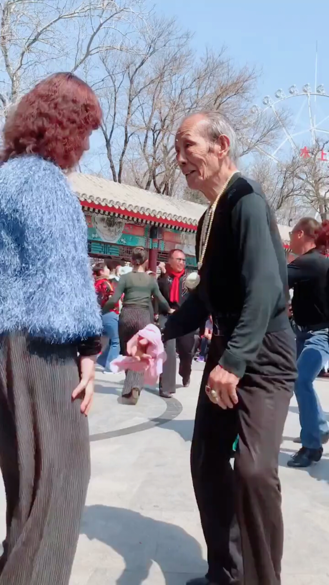 网红大爷的经典舞步