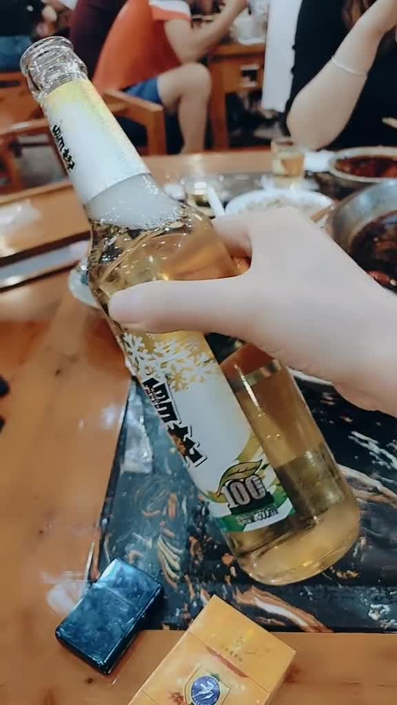 一颗心,一支烟,一瓶酒!好姐妹一起醉